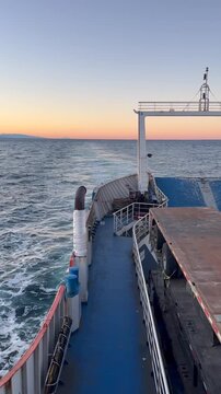 barco navegando en el amanecer
