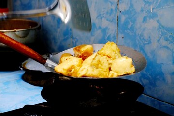 The tofu frying process is complete, the tofu is removed from the frying pan.