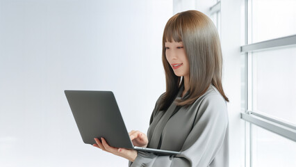 パソコンを使う女性・ビジネスウーマン