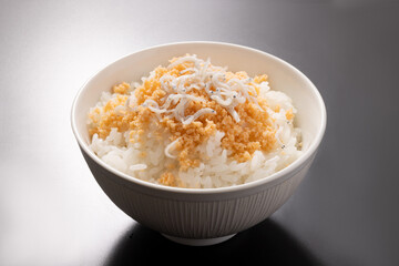 サーモンフレークと釜揚げしらす　ご飯