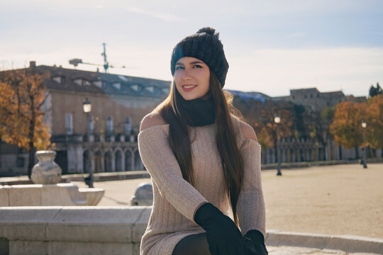 retrato de una turista joven relajada en un destino europeo.