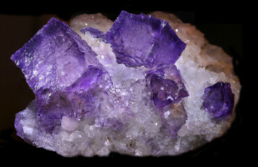 Fluorit Kristallstufe, Mineral, Edelstein, vor schwarzem Hintergrund