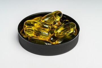 Softgel-Kapseln im schwarzen Schraubdeckel