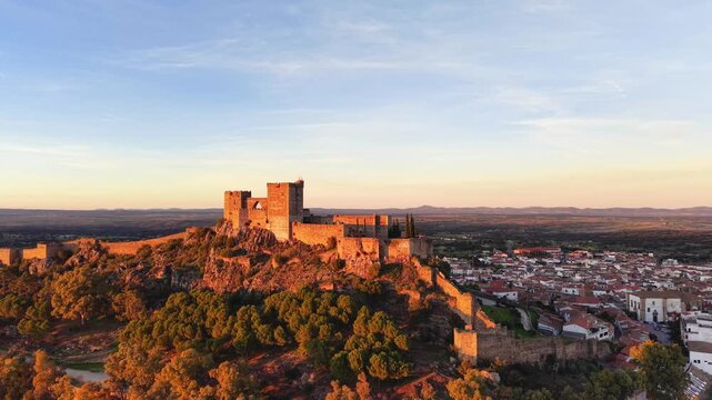 El frontal al Castillo de Luna descubriendo el pueblo de Alburquerque