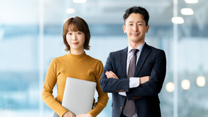 ビジネスマン男女2人のチームワークイメージ