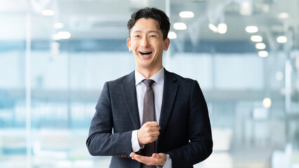 何かをひらめいた男性ビジネスマン