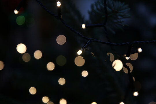 Weihnachtsbaum mit Weihnachtskugeln und Beleuchtung,