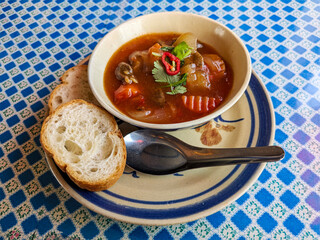 ベトナム料理 バゲットが添えられた牛肉と野菜の煮込み料理ボーコー