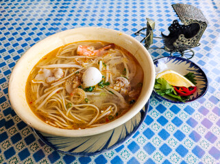 ベトナムの麺料理ミー・トム 海老やうずらの卵 豚肉が入ったスパイシーラーメン