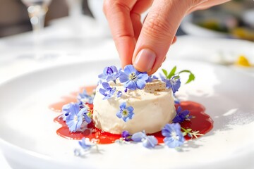  Essbare Blüten (Ästhetisch und Kulinarisch) - Eine Nahaufnahme, die die Schönheit essbarer Blüten in einem kulinarischen Kontext zeigt