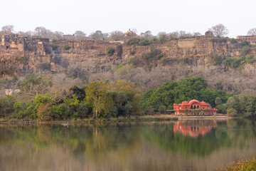 Der Jogi Mahal, eine historische Jagdhütte im Ranthambhore Nationalpark in Rajasthan, Indien