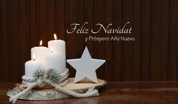 Tarjeta de Navidad: Decoraci&oacute;n navide&ntilde;a compuesta por velas blancas, ramas y bolas de Navidad, as&iacute; como la inscripci&oacute;n "Feliz Navidad y Pr&oacute;spero A&ntilde;o Nuevo".