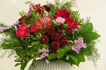 Blumenstrauß in Rottönen