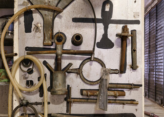 Outillages dans une cave coop&eacute;rative de vin