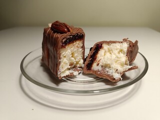 Cake filled with mascarpone and mango puree, covered with milk chocolate