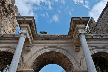 Fototapeta premium Hadrian’s Gate – Iconic Landmark in Antalya