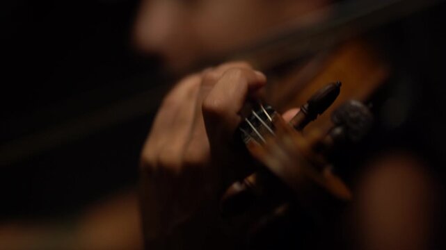 Violin Violinista Primer plano, detalles de violin estilo cinematografico, performance mujer, musico 