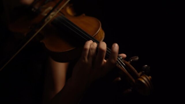 Violin Violinista Primer plano, detalles de violin estilo cinematografico, performance mujer, musico 