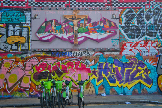 Murales colorati in strada con biciclette