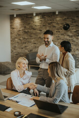 Obraz premium Professionals engaged in a productive meeting in a modern office setting