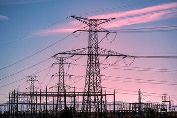 torres, unidad estaci&oacute;n de energ&iacute;a el&eacute;ctrica de alta tensi&oacute;n de planta, fotos con un cielo azul y nubes rojas