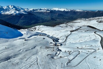 La station d'Hautacam, Hautes-Pyr&eacute;n&eacute;es vue par un drone