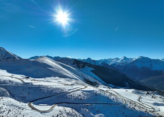 Un paysage enneigé du site d'Hautacam dans les Hautes-Pyrénées vu par un drone
