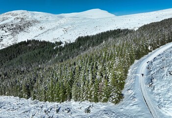 Un paysage enneig&eacute; du site d'Hautacam dans les Hautes-Pyr&eacute;n&eacute;es vu par un drone