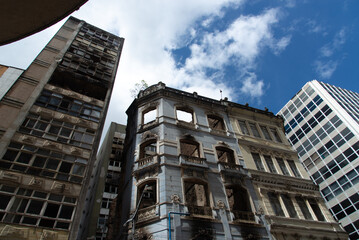 Fototapeta premium View of buildings in ruins and burned by fire in the Comércio neighborhood in Salvador, Bahia.