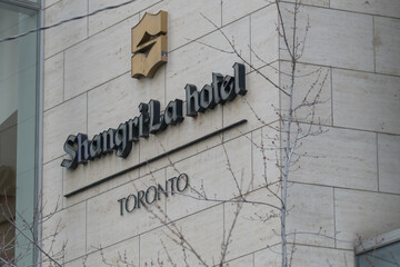 Fototapeta premium exterior building facade and sign of Shangri-La hotel located at 188 University Avenue, Toronto 