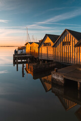 Fototapeta premium Bootshäuser im alten Hafen von Ahrenshoop-Althagen