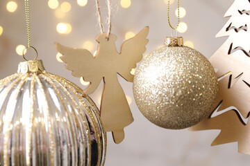 Obraz premium Beautiful Christmas decor hanging on string against blurred lights, closeup