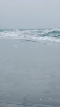 Nord- und Ostsee treffen in Skagen, D&auml;nemark, aufeinander an einem st&uuml;rmischen Herbsttag