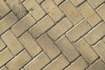 Estrada com blocos retangulares de pedra em padrão diagonal, caminho de rua moderno © TT