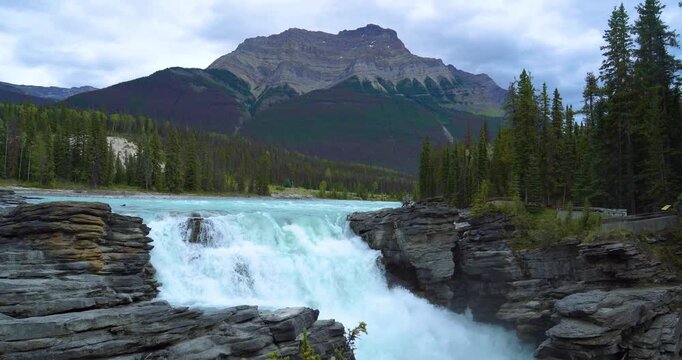 Spectacular waterfall footage of Athabasca Falls captured near the roadside of the Icefields Parkway. The rushing water, canyon walls, and surrounding forest highlight the dramatic landscapes of Jaspe