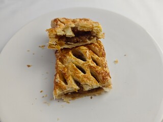 Apple pie split in third 