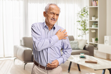 Obraz premium Elderly man at home feeling pain