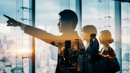 朝日夕日の中の都市オフィスで進路を指し示すビジネスパートナーリーダーと従う従業員の選択した進む未来