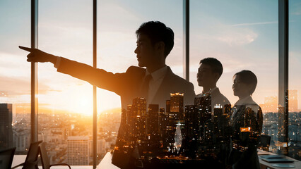 朝日夕日の中の都市オフィスで進路を指し示すビジネスパートナーリーダーと従う従業員の選択した進む未来