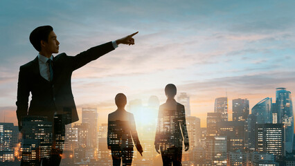 朝日夕日の中の都市オフィスで進路を指し示すビジネスパートナーリーダーと従う従業員の選択した進む未来