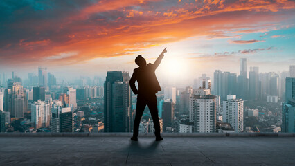 朝日夕日の中の都市オフィスで進路を指し示すビジネスパートナーリーダーと従う従業員の選択した進む未来