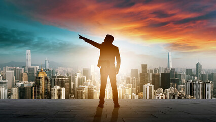 朝日夕日の中の都市オフィスで進路を指し示すビジネスパートナーリーダーと従う従業員の選択した進む未来