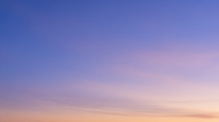 Fototapeta premium 夕暮れの空色が溶け合う滑らかな背景 / Smooth Dusk Sky Gradient Background