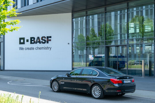BASF SE Chemiekonzern, chemical storage tank, Badische Anilin- und Sodafabrik company, European industrial facility, large white silo, German manufacturer, Ludwigshafen, Germany