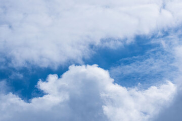秋の山から見た空　雲が多い日02