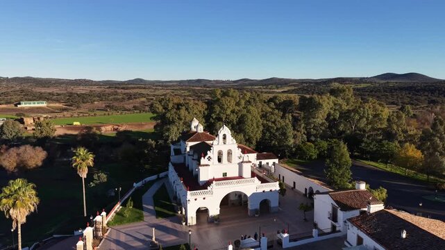 Alejamiento de la ermita de nuestra se&ntilde;ora de Carri&oacute;n, al cielo azul divino