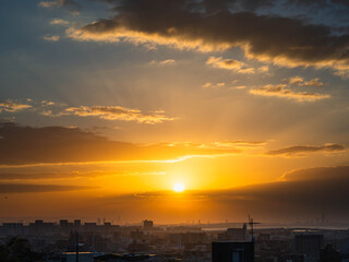 都市の夜明け　神戸市東灘区岡本の梅林公園からの日の出