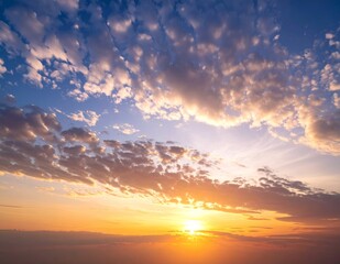Naklejka premium Vibrant sunset sky with dramatic clouds and golden light.