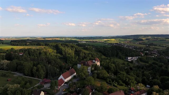 Luftaufnahme Schloss Ortenburg, Alt-Ortenburg, Vorderschloss in Marktes Ortenburg im Landkreis Passau, Niederbayern, Deutschland. 