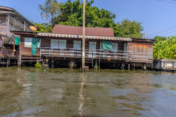 Obraz premium 27 November 2025 View of House near the Temple Wat Paknam Phase Charoen with Large Golden statue of Buddha and sleeping Buddha on Klhong Dan a Canal river system in BKK Bangkok Thailand